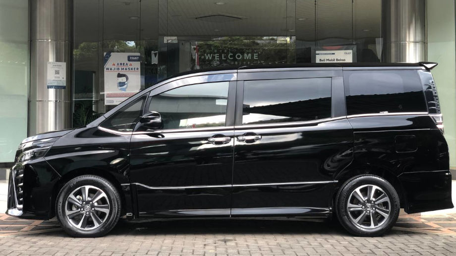 TOYOTA VOXY 2.0 AT AT 2017